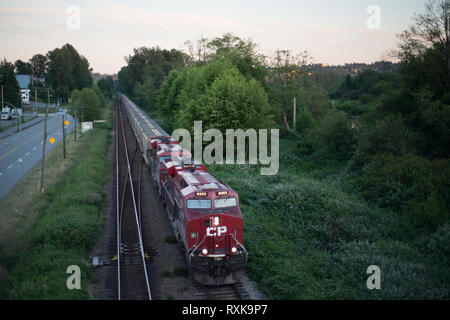 Ein CP (Canadian Pacific) Zug zieht eine Last von Kali- autos in Burnaby, British Columbia, Kanada. Stockfoto