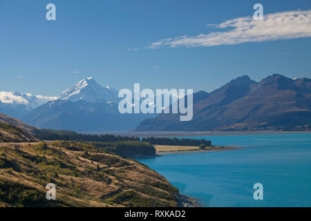 Aoraki-Mount Cook und Lake Pukaki, höchster Berg in Neuseeland, in den südlichen Alpen auf der Südinsel von Neuseeland, wie vom Mount Cook Rd gesehen Stockfoto