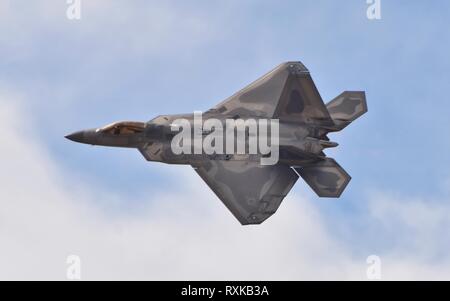 Ein US Air Force F-22 Raptor fighter Jet an der Davis Monthan Air Force Base Flying. Dieser F-22 ist in Langley Air Force Base zugeordnet. Stockfoto