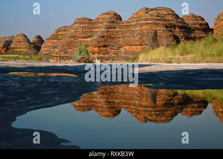 Piccinini Creek und Bungle Bungles, Piccinini Creek und Bungle Bungles, eine einzigartige Bergkette im Purnululu National Park. Welterbe in der East Kimberley Region von Western Australia Stockfoto