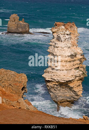 Meer Stack in der Bucht von Inseln Bucht der Inseln Coastal Park, Great Ocean Road, Nullawarre, Victoria, Australien Stockfoto