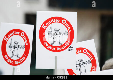 Landau, Deutschland. 9. März 2019. Gegen Demonstranten tragen Zeichen, lesen ' Omas von Kindle gegen Rechte'. Rund 80 Menschen aus rechtsextremen Organisationen protestierten in der Stadt Landau in der Pfalz gegen die deutsche Regierung und Migranten. Sie nahmen auch die gelben Westen aus der Französischen gelbe Weste Protestbewegung (Foto von Mi Credit: PACIFIC PRESS/Alamy leben Nachrichten Stockfoto