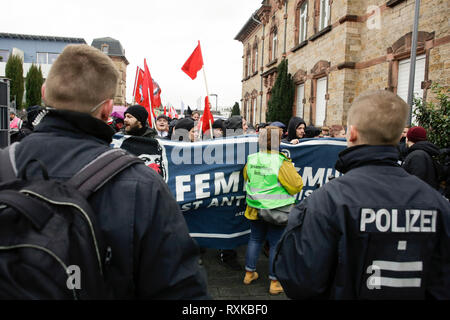 Landau, Deutschland. 9. März 2019. Polizisten schauen Sie den Zähler protestieren. Rund 80 Menschen aus rechtsextremen Organisationen protestierten in der Stadt Landau in der Pfalz gegen die deutsche Regierung und Migranten. Sie nahmen auch die gelben Westen aus der Französischen gelbe Weste Protestbewegung (Foto von Michael Debets/Pacific Press) Quelle: PACIFIC PRESS/Alamy leben Nachrichten Stockfoto