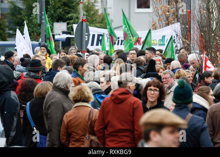 Landau, Deutschland. 9. März 2019. Gegen Demonstranten hören Sie sich die Reden bei der Eröffnung Rallye. Rund 80 Menschen aus rechtsextremen Organisationen protestierten in der Stadt Landau in der Pfalz gegen die deutsche Regierung und Migranten. Sie nahmen auch die gelben Westen aus der Französischen gelbe Weste Protestbewegung (Foto von Michael Debets/Pazifik Quelle: PACIFIC PRESS/Alamy leben Nachrichten Stockfoto