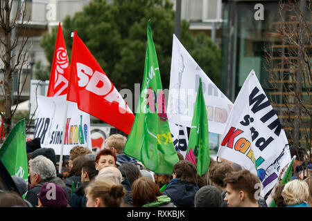 Landau, Deutschland. 9. März 2019. Gegen Demonstranten hören Sie sich die Reden bei der Eröffnung Rallye. Rund 80 Menschen aus rechtsextremen Organisationen protestierten in der Stadt Landau in der Pfalz gegen die deutsche Regierung und Migranten. Sie nahmen auch die gelben Westen aus der Französischen gelbe Weste Protestbewegung (Foto von Michael Debets/Pazifik Quelle: PACIFIC PRESS/Alamy leben Nachrichten Stockfoto