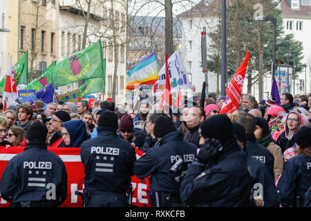 Landau, Deutschland. 9. März 2019. Polizisten schauen Sie den Zähler protestieren. Rund 80 Menschen aus rechtsextremen Organisationen protestierten in der Stadt Landau in der Pfalz gegen die deutsche Regierung und Migranten. Sie nahmen auch die gelben Westen aus der Französischen gelbe Weste Protestbewegung (Foto von Michael Debets/Pacific Press) Quelle: PACIFIC PRESS/Alamy leben Nachrichten Stockfoto