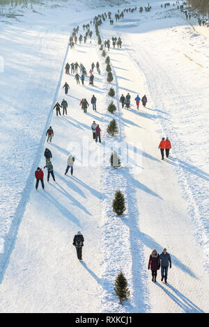 Schlittschuhlaufen auf dem Assiniboine River, Teil des Red River gegenseitige Trail an den Gabeln, Winnipeg, Manitoba, Kanada. Stockfoto