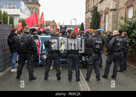 Landau, Deutschland. 9. März 2019. Polizisten schauen Sie den Zähler protestieren. Rund 80 Menschen aus rechtsextremen Organisationen protestierten in der Stadt Landau in der Pfalz gegen die deutsche Regierung und Migranten. Sie nahmen auch die gelben Westen aus der Französischen gelbe Weste Protestbewegung (Foto von Michael Debets/Pacific Press) Quelle: PACIFIC PRESS/Alamy leben Nachrichten Stockfoto