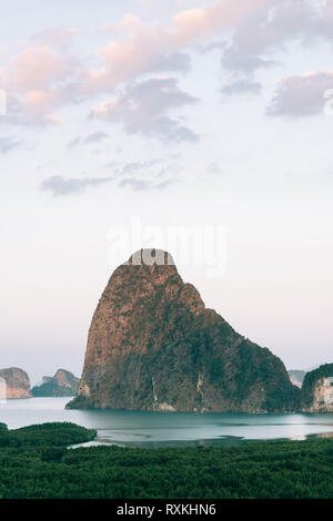 Phang Nga Bay von Sametnangshe Sicht in Thailand Stockfoto
