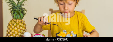 Junge isst Obst. Gesundes Essen für Kinder. Kind gesunde Snack. Vegetarische Ernährung für Kinder. Vitamine für Kinder BANNER, LANGE FORMAT Stockfoto