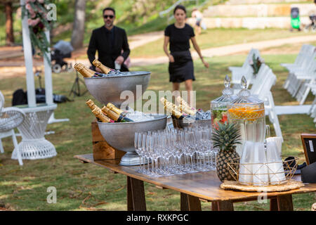 Australische Hochzeit am Strand außerhalb am Avalon Beach in Sydney, Australien mit Champagner auf Eis für die Hochzeit Toast Stockfoto