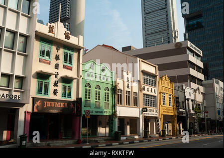 08.03.2019, Singapur, Republik Singapur, Asien - alte Gebäude entlang der South Bridge Road mit modernen Hochhäuser des Central Business District. Stockfoto