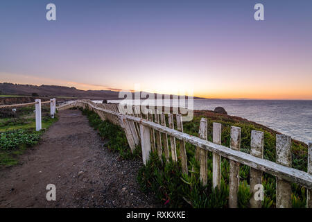 Der Pigeon Point Lighthouse in der Morgendämmerung Stockfoto