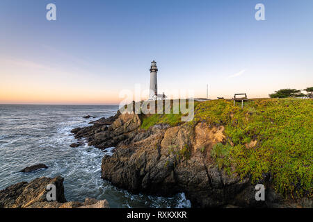 Der Pigeon Point Lighthouse in der Morgendämmerung Stockfoto