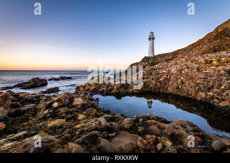 Der Pigeon Point Lighthouse in der Morgendämmerung Stockfoto