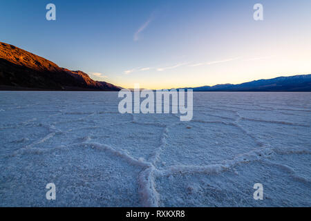 Badwater Basin bei Sonnenuntergang Stockfoto