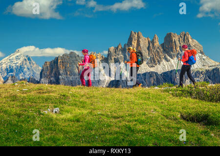 Sportlich gesunde, aktive Frau, die Gruppe der Wanderer mit bunten Rucksäcke und Mountain Equipment auf dem Bergrücken, Dolomiten, Italien, Europa Stockfoto