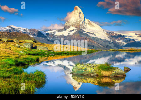 Fantastische Fotografie und Wandern Lage, wundervoller Morgen Leuchten mit spektakulären Blick aufs Matterhorn und wunderschöne Stellisee See. Schönen touristischen Ort Stockfoto