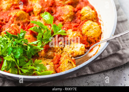 Gebackene vegan bean Hackfleischbällchen in Tomatensauce mit Petersilie. Auf Basis pflanzlicher Nahrung Konzept. Stockfoto