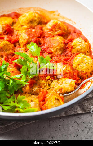 Gebackene vegan bean Hackfleischbällchen in Tomatensauce mit Petersilie. Auf Basis pflanzlicher Nahrung Konzept. Stockfoto