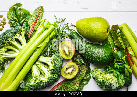 Green food Hintergrund. Gesundes grünes Gemüse und Früchte, Ansicht von oben. Detox Diät Konzept. Stockfoto