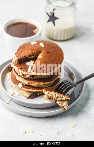 Pfannkuchen gefüllte Schokolade auf eine graue Platte mit Kaffee zum Frühstück. Stockfoto