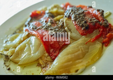 Gegrilltes Gemüse auf dem Teller in einem spanischen Restaurant Stockfoto