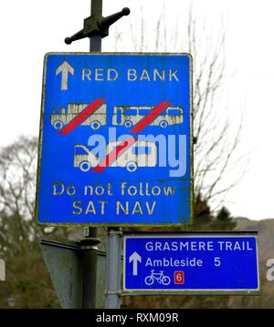 Folgen Sie nicht den Sat Nav unterzeichnen, Red Bank, Grasmere, Lake District, Cumbria, England, Großbritannien Stockfoto