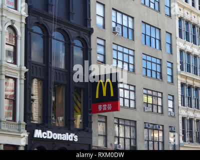 New York - Usa April 14, 2015 - Zeichen von McDonald's in Chinatown in New York Stockfoto