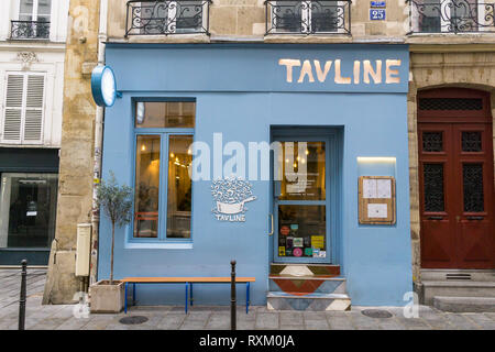 Die Außenseite des Tavline, einem israelischen Restaurant in der Rue du Roi de Triesenberg im Marais-Viertel von Paris, Frankreich. Stockfoto