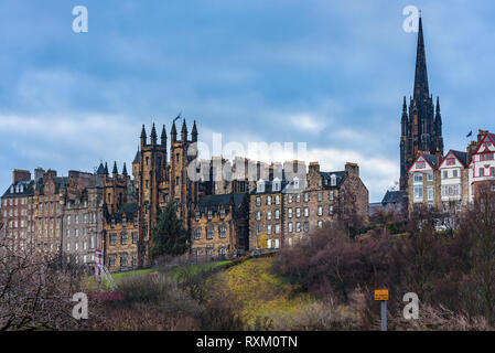 Blick auf das Gebäude der University of Edinburgh, School of Divinity in der Royal Mile von der Princes Street. Stockfoto