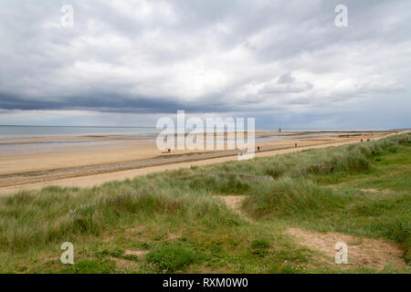 Blick auf den Strand, während die Flut im Juno Strand von Courseulles-sur-Mer, Normandie, Frankreich. Stockfoto