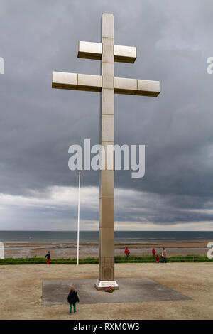 Das Kreuz von Lothringen (Croix de Lorraine) über Juno Beach, Courseulles-sur-Mer, Normandie, Frankreich. Stockfoto