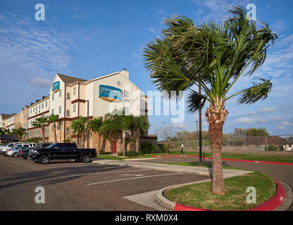 Das Staybridge Suites Hotel in Brownsville, Texas an einem windigen hellen Nachmittag im Januar. Brownsville, Texas, USA. Stockfoto