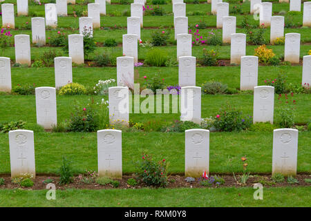 Grundsteine im Beny-Sur-Mer kanadischen Commonwealth Friedhof, in der Nähe von Courseulles-sur-Mer, Normandie, Frankreich. Stockfoto