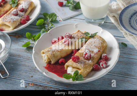 Delisious Dessert mit frischem Obst, Minze und Käse Füllung innen knusprige Pfannkuchen Stockfoto
