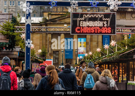 Edinburgh, Schottland. Blick auf den Eingang des Edinburgh Christmas Market mit Menschenmassen in den Princes Street Gardens. Stockfoto