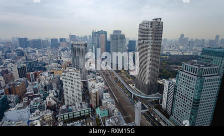 Luftaufnahme der hektischen Stadt Tokyo in Japan, dichten Hochhaus Gebäude, Gleise, und Autobahnen mit Hintergrund Himmel Stockfoto