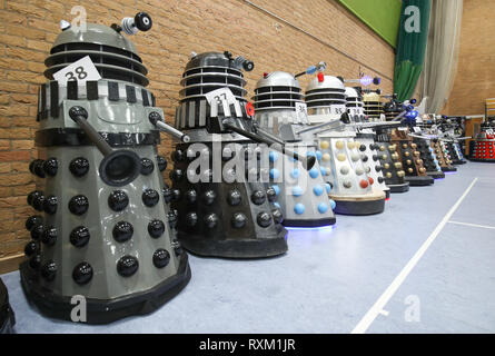 Daleks Line up für einen Weltrekord Versuch, für die die meisten Daleks in einem Ort während der 'The Gathering', ein Arzt, der themed Charity Event an der Olympiade Freizeitzentrum in Chippenham, Wiltshire. Stockfoto