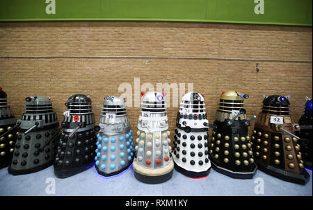 Daleks Line up für einen Weltrekord Versuch, für die die meisten Daleks in einem Ort während der 'The Gathering', ein Arzt, der themed Charity Event an der Olympiade Freizeitzentrum in Chippenham, Wiltshire. Stockfoto