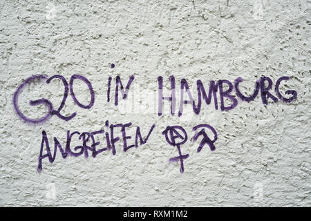 Graffiti an einer Hauswand mit den Worten G20 in Hamburg Angriff Stockfoto