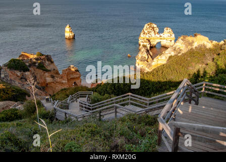 Holzsteg zum schönen Strand Praia do Camilo in der Nähe von Lagos in der Algarve, Portugal Stockfoto