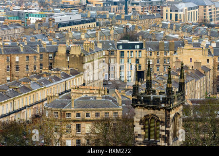 Edinburgh, Schottland - Dez 2018. Blick auf das alte mittelalterliche Stadtzentrum von Edinburgh vom Calton Hill. Stockfoto