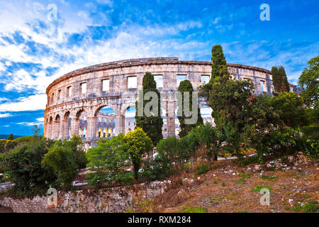 Arena Pula historischen Römischen Amphitheater panoramc grüne Landschaft, Region Istrien Kroatien Stockfoto