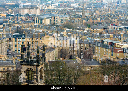 Edinburgh, Schottland - Dez 2018. Blick auf das alte mittelalterliche Stadtzentrum von Edinburgh vom Calton Hill. Stockfoto