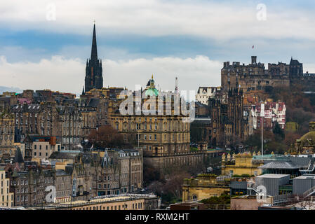 Edinburgh, Schottland - Dez 2018. Blick auf das alte mittelalterliche Stadtzentrum von Edinburgh vom Calton Hill. Stockfoto
