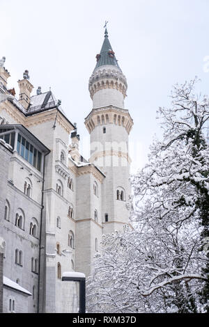 Schloss Neuschwanstein im Winter Landschaft. Ein 19.-Jahrhundert Neoromanischen Palast auf einem zerklüfteten Hügel oberhalb des Dorfes in der Nähe von Hohenschwangau Fü Stockfoto