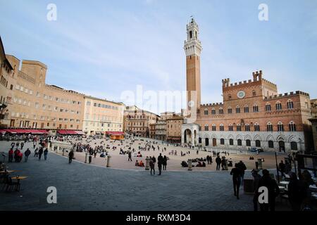 Siena, Italien - 03. März 2019: Piazza del Campo in der toskanischen Stadt, in der Nähe von Florenz in Italien. Der Platz ist berühmt in der ganzen Welt als die berühmten Pali Stockfoto
