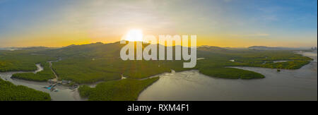 Antenne Panorama-fotografie oben Samed Nangshe Archipel an Baanhinrom Phang Nga Thailand. Stockfoto