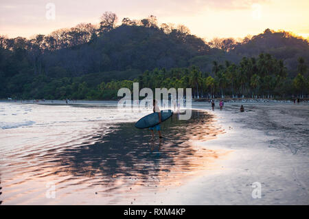 Samara, Guanacaste/Costa Rica-January 25, 2019: schönen Sonnenuntergang in Samara Beach. Lieblingsstrand auf Costa Rica's Pacific coast. Stockfoto